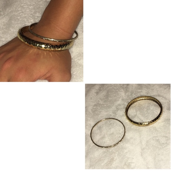 A bundle of 2 metal gold bracelets. - Picture 1 of 1